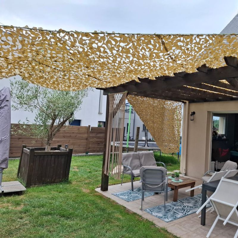 Red camo triangular color arena