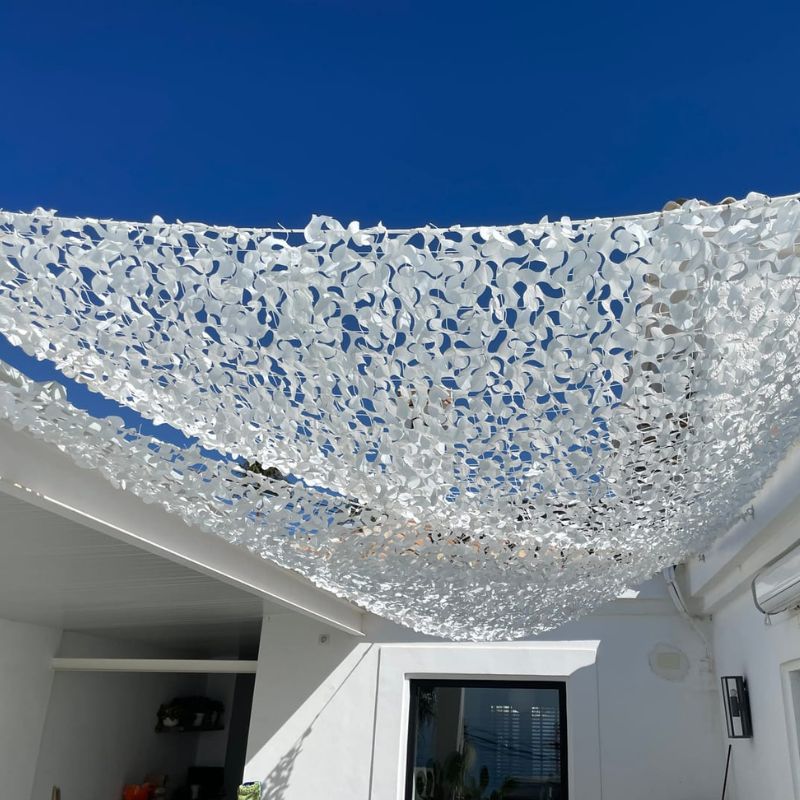 red blanca triangular