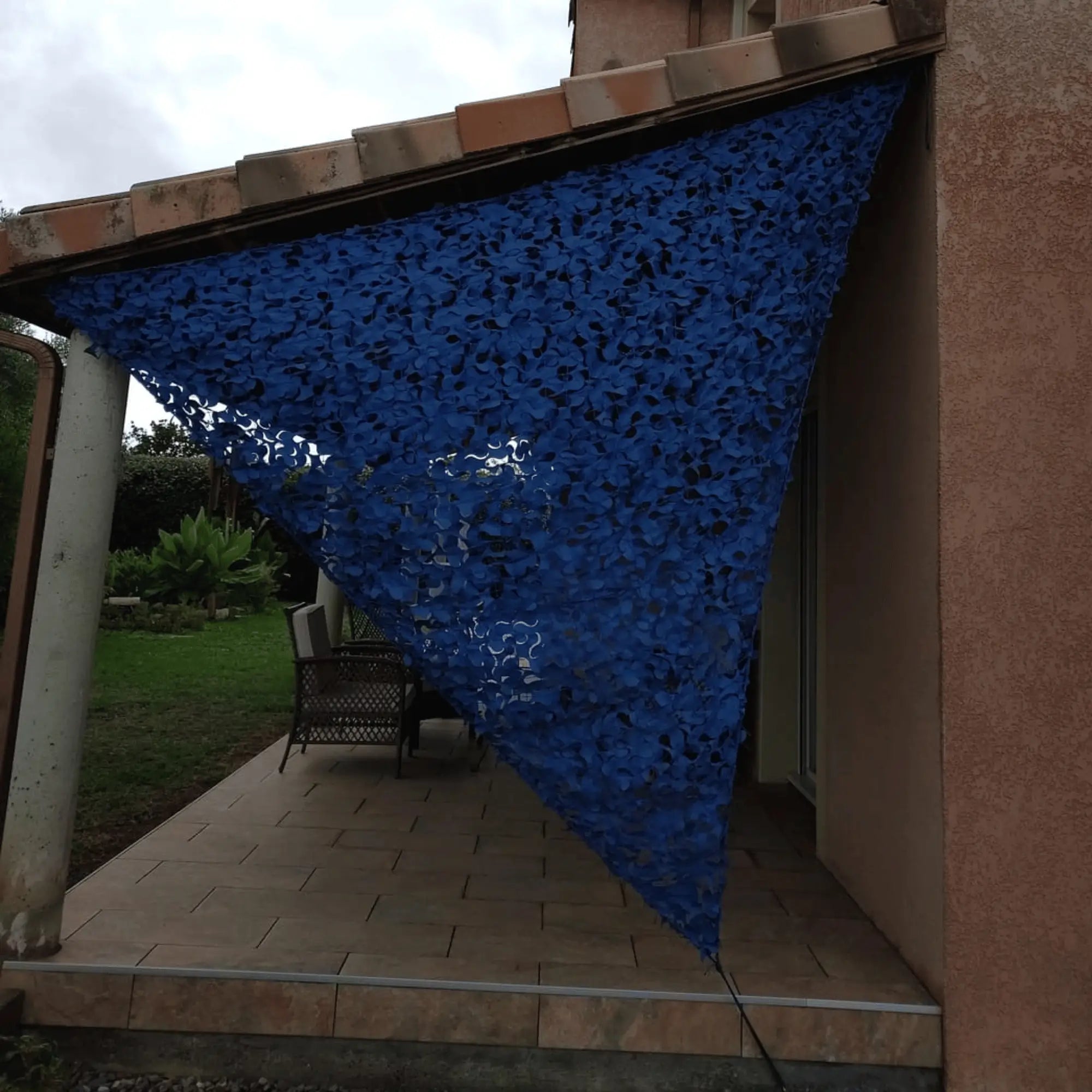 Red de camuflaje triangular azul