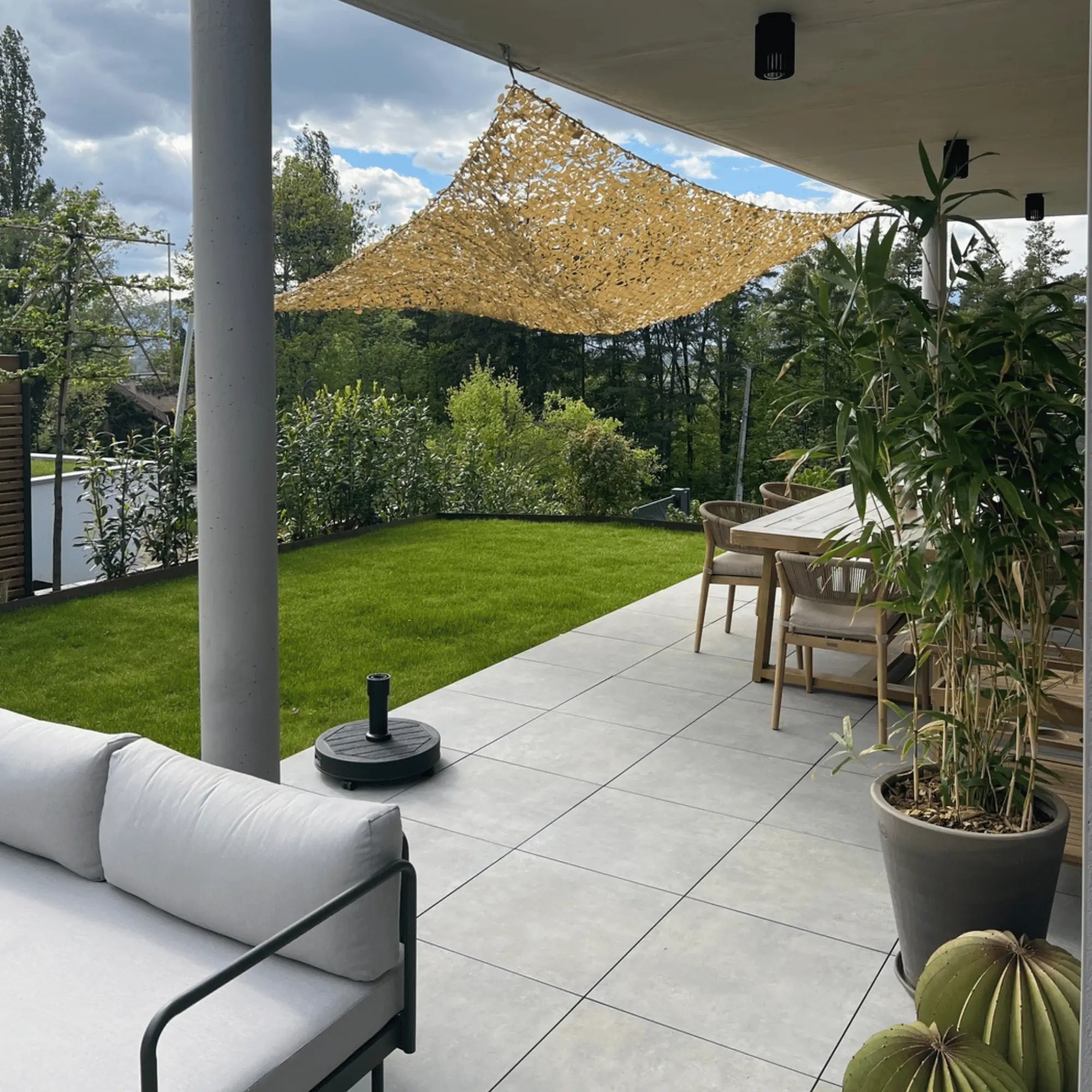 Red de camuflaje triangular beige