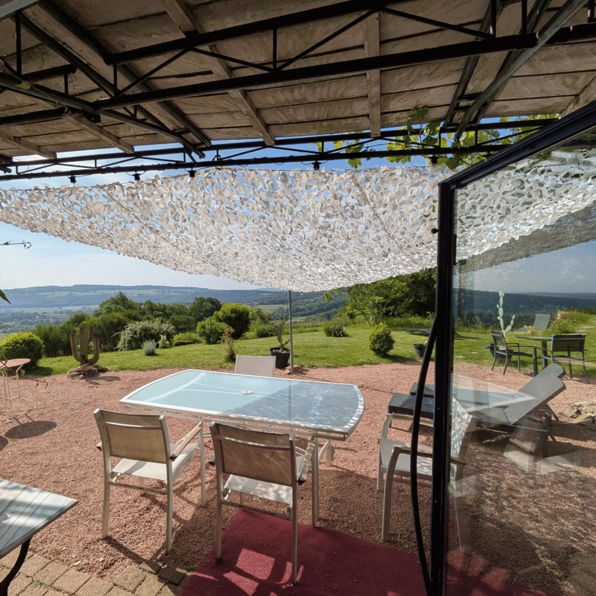 Red de camuflaje triangular blanca