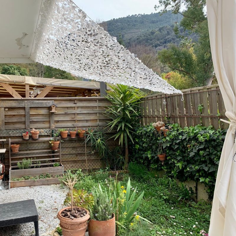 red triangular blanca